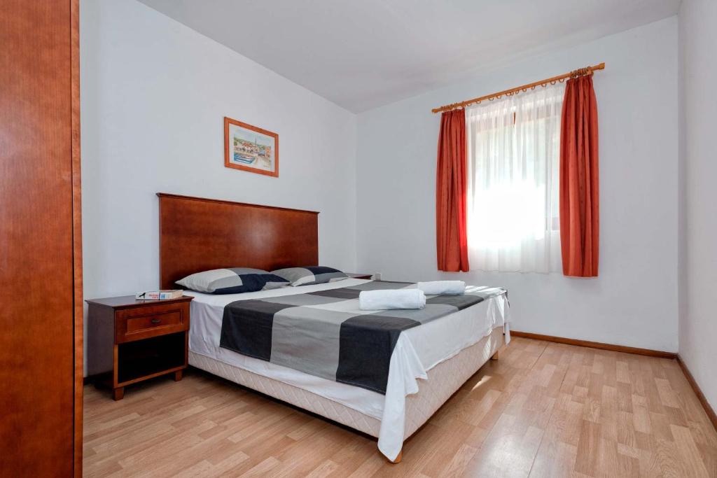 Zdjęcie z galerii obiektu Apartments by the sea Jelsa, Hvar - 12052 w mieście Jelsa