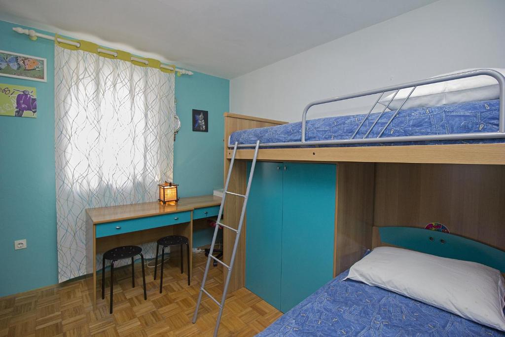 Dormitorio con letto a castello e scrivania. di Apartments with a parking space Rabac, Labin - 12100 a Rabac
