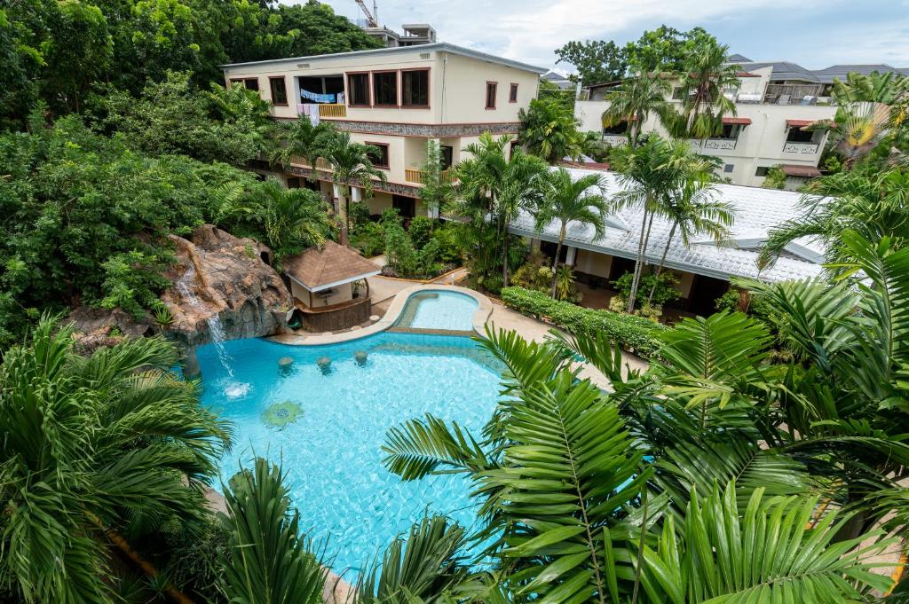 邦勞的住宿－Alona Apartments，享有度假村游泳池的顶部景致