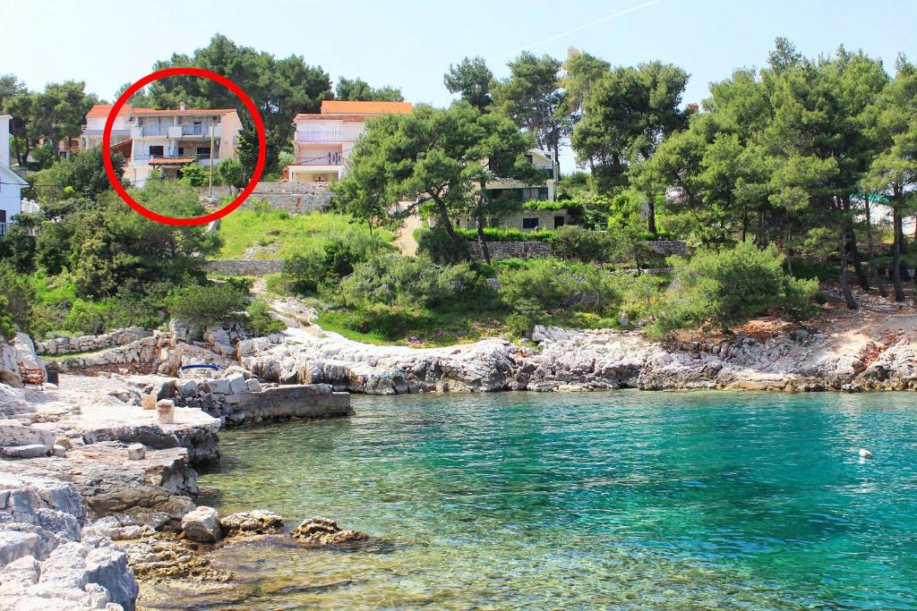 une maison au milieu d'une rivière dans l'établissement Apartments by the sea Basina, Hvar - 11817, à Vrbanj