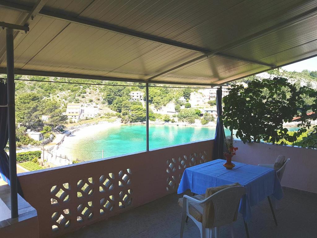Balkon lub taras w obiekcie Apartments by the sea Cove Prapratna - Prapatna (Hvar) - 12207