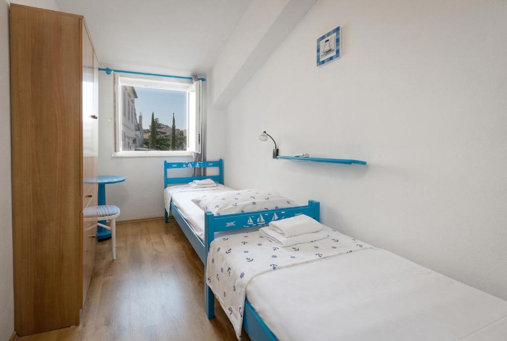 Posteľ alebo postele v izbe v ubytovaní Apartments by the sea Baska Voda, Makarska - 12209