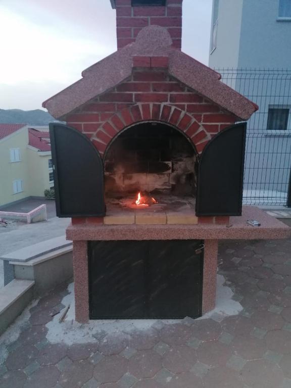 Gril dostupný pro hosty v apartmánu