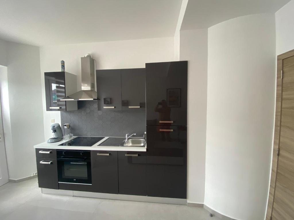 Kuchyň nebo kuchyňský kout v ubytování 1-C Superbe appartement très calme et bien décoré