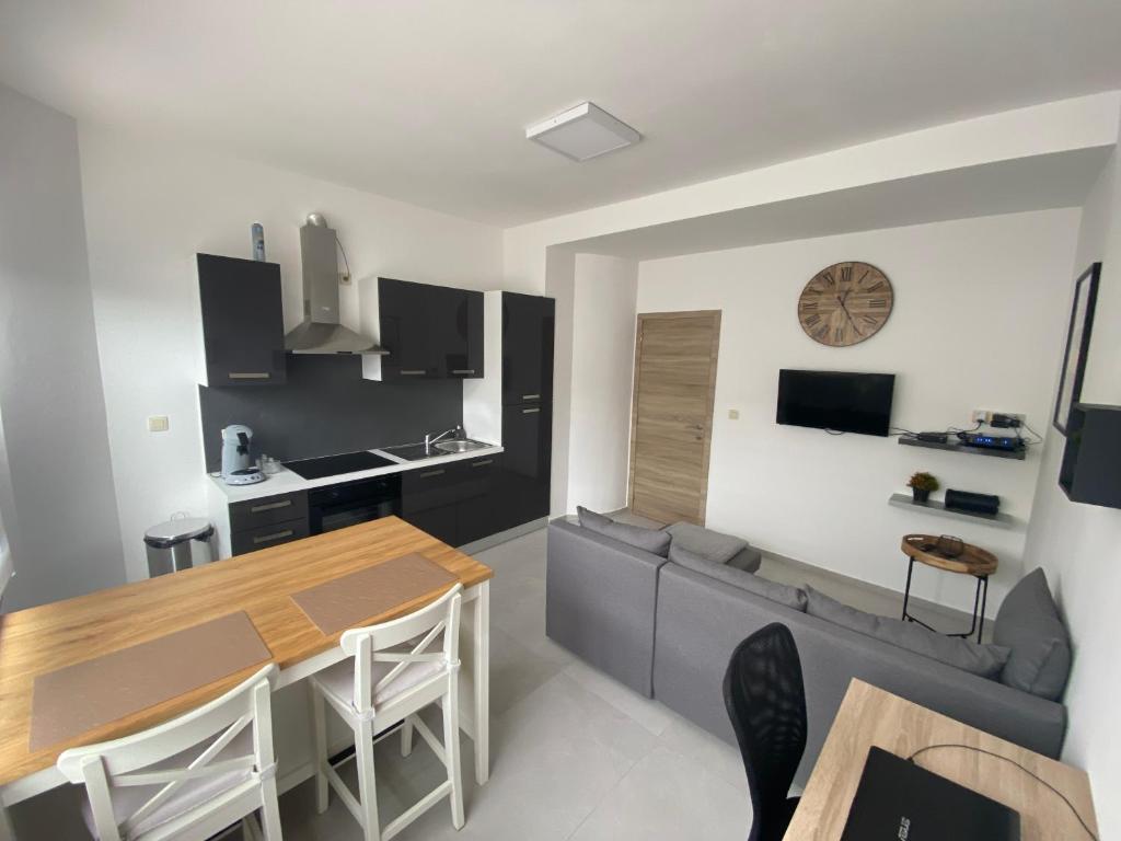 Kuchyň nebo kuchyňský kout v ubytování 1-C Superbe appartement très calme et bien décoré