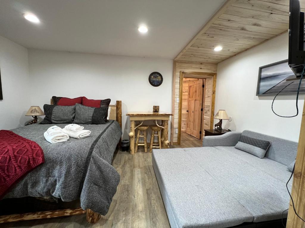 Alaska Knotty Pine B&B - Family Suite