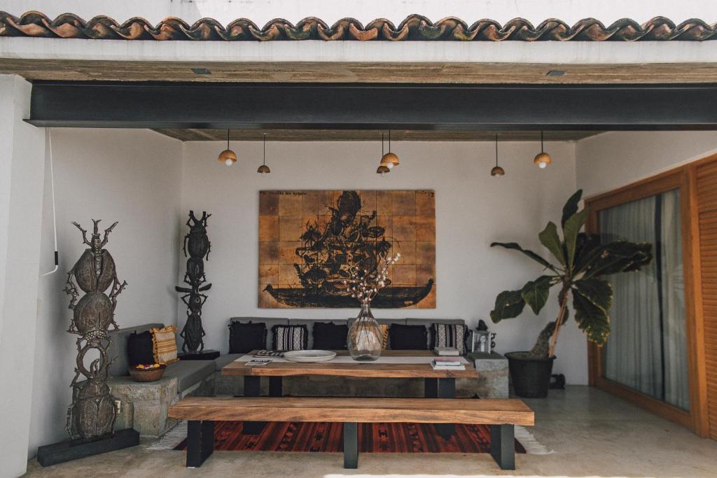 een woonkamer met een houten tafel en een bank bij Casa Carmen Morelos in Oaxaca City