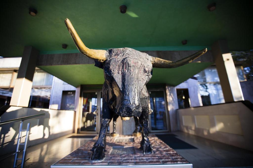 uma estátua de um touro em exposição num edifício em Hotel Srbija em Vršac
