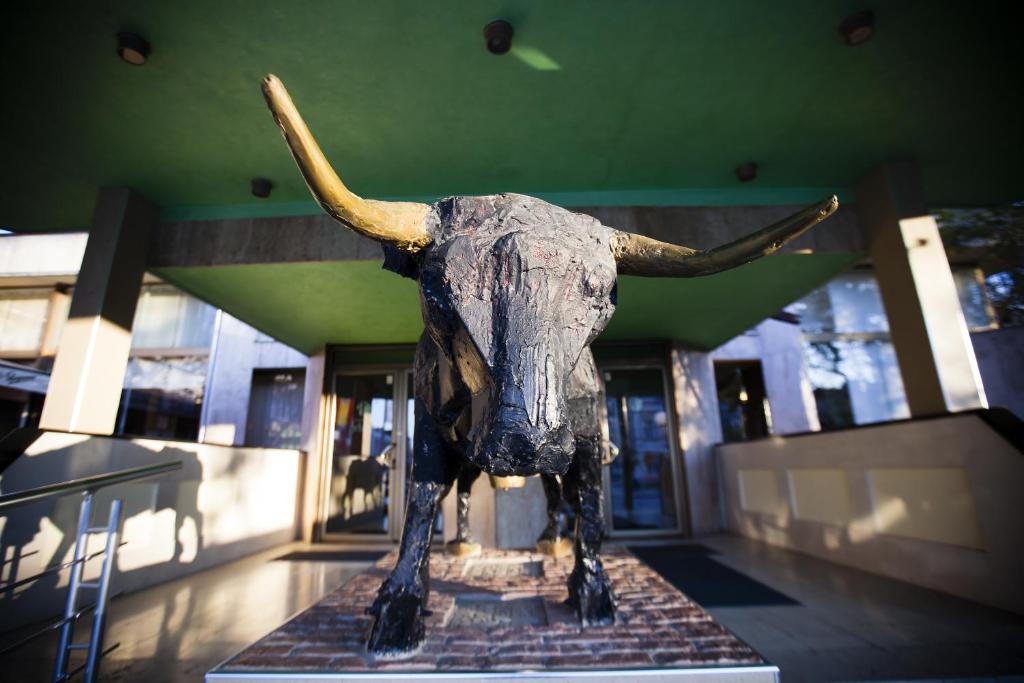 una estatua de un toro en exhibición en un edificio en Hotel Srbija, en Vršac