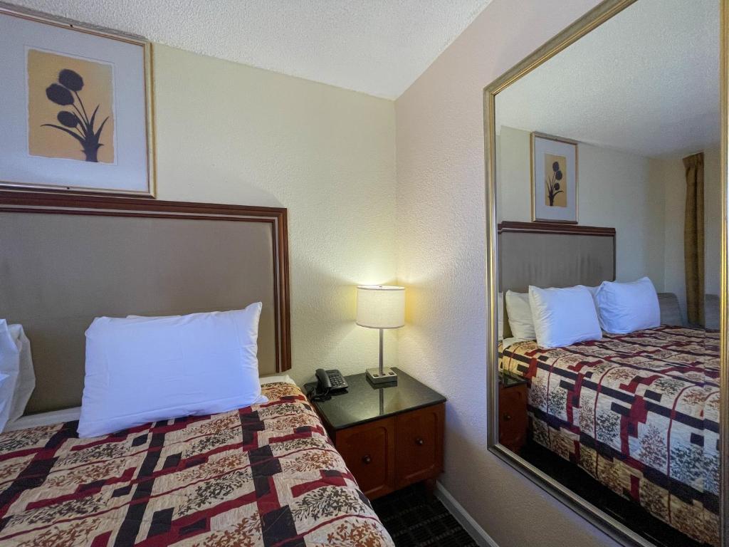 Motel 7 - Near Six Flags, Vallejo - Napa Valley - Queen Room - Niet -roken