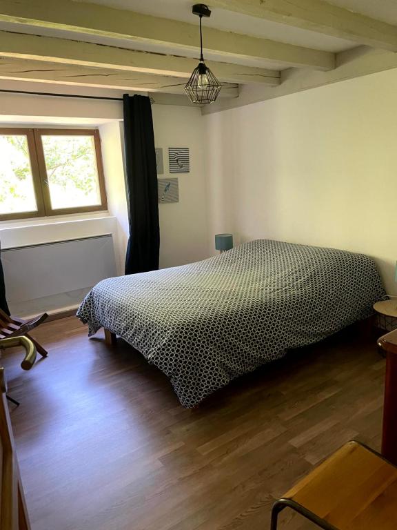 Postel nebo postele na pokoji v ubytování Gîte des Sausses dans une nature préservée Burzet