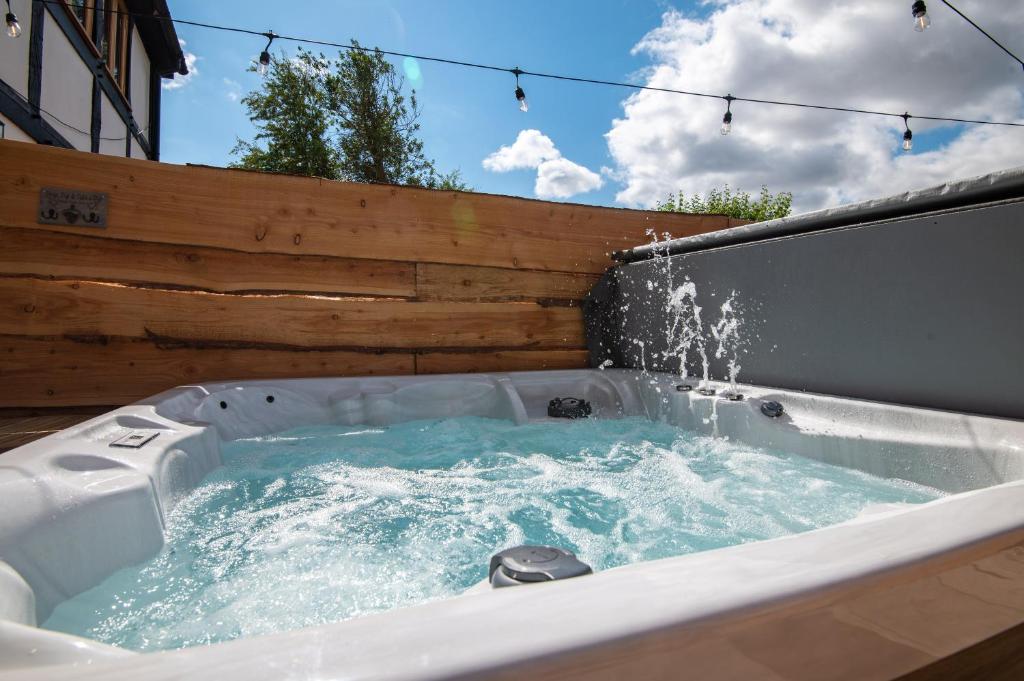 Bramble Cottage - Cosy 2 Bed With Deluxe HOT TUB & Log Burner - Casa De Dos Dormitorios
