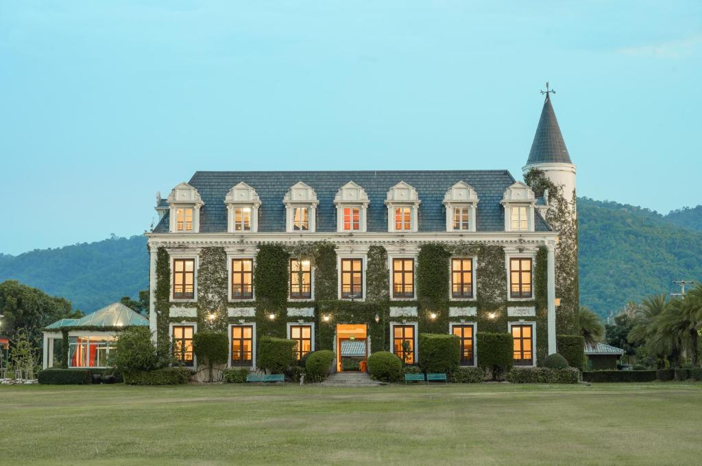 Nespecifikovaný výhled na hory nebo výhled na hory při pohledu z hotelu