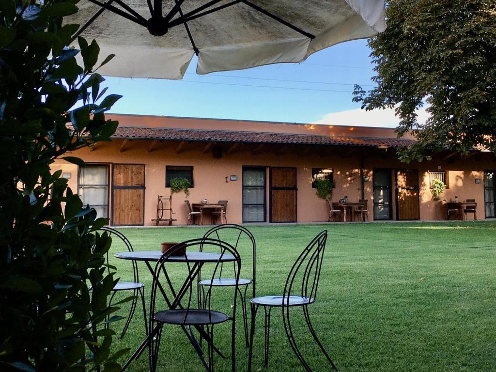 a table and chairs in front of a house at Agriturismo La Dondina in Budrio