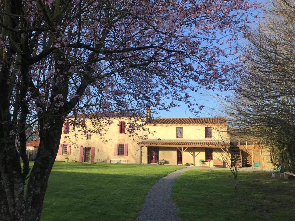 un grande edificio in pietra con un sentiero di fronte ad esso di LA CHARMILLE Gîte et Chambre d'hôtes a La Copechagnière