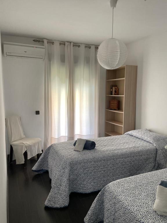 Postel nebo postele na pokoji v ubytování Casa adosada con piscina a 5 minutos de la playa .
