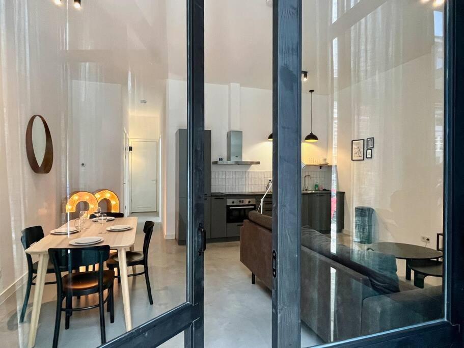 a kitchen and dining room with a table and chairs at Trendy 2 Bedroom Serviced Apartment in Rotterdam