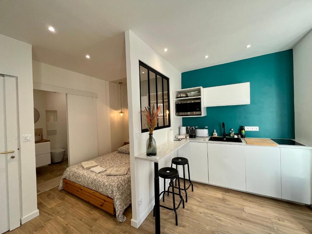 une cuisine et une chambre avec un lit dans une pièce dans l'établissement Cocon chic du Vieux port - Clim, à Marseille