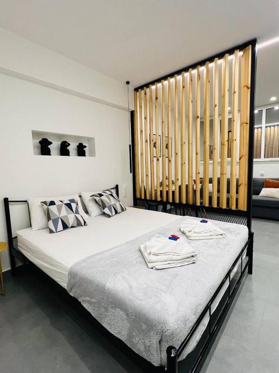um quarto com uma cama grande e toalhas em Cozy Corner “Dialog” number 2 em Atenas