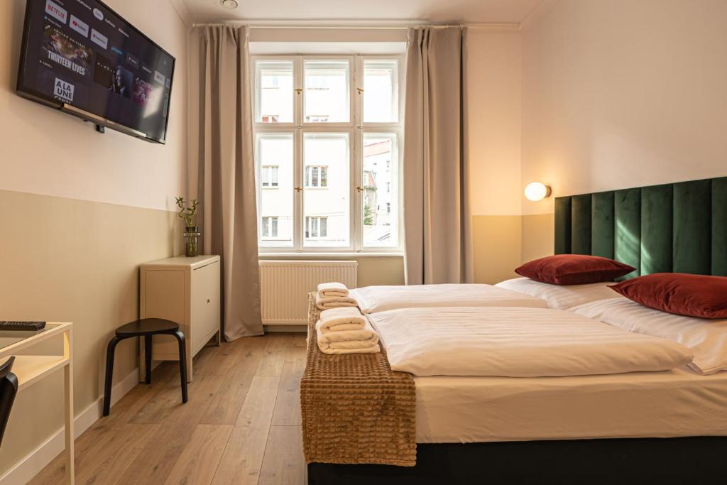 pokój hotelowy z dużym łóżkiem i oknem w obiekcie Villa Wilda w Poznaniu