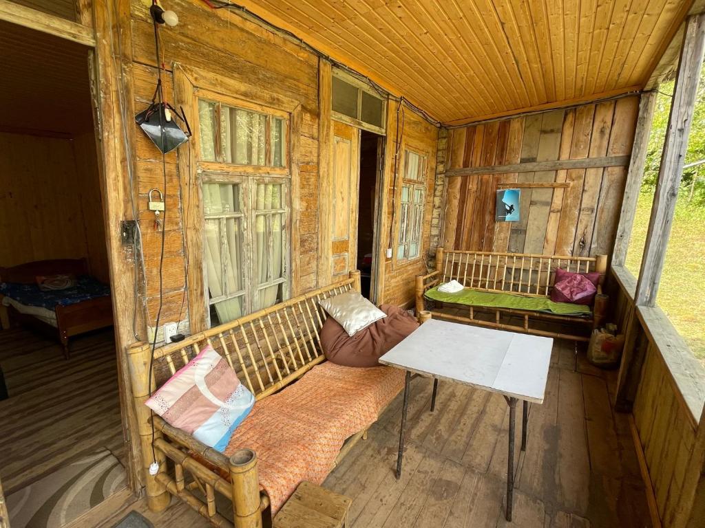 Posezení v ubytování Sveri Adventure Camp