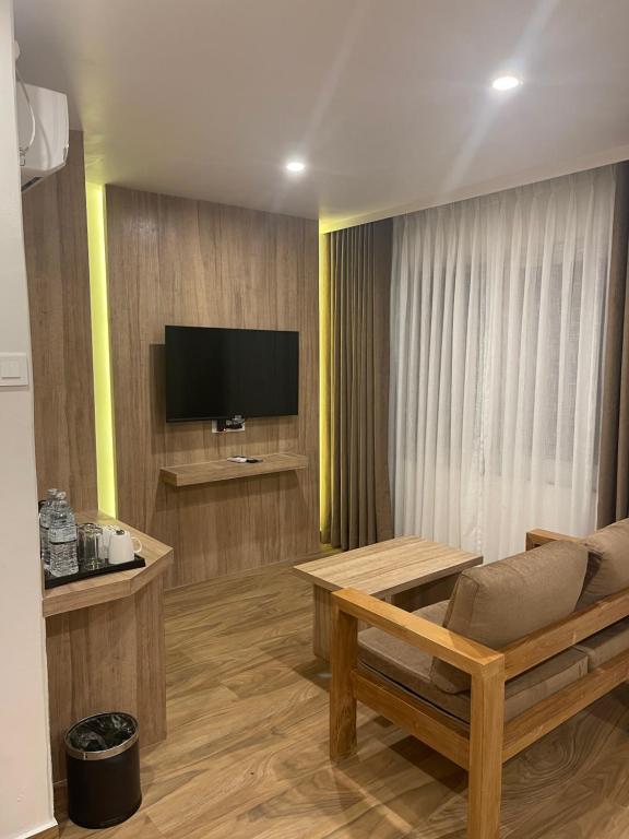 Televisor o centre d'entreteniment de Stay Inn Hotel and Apartment Pokhara