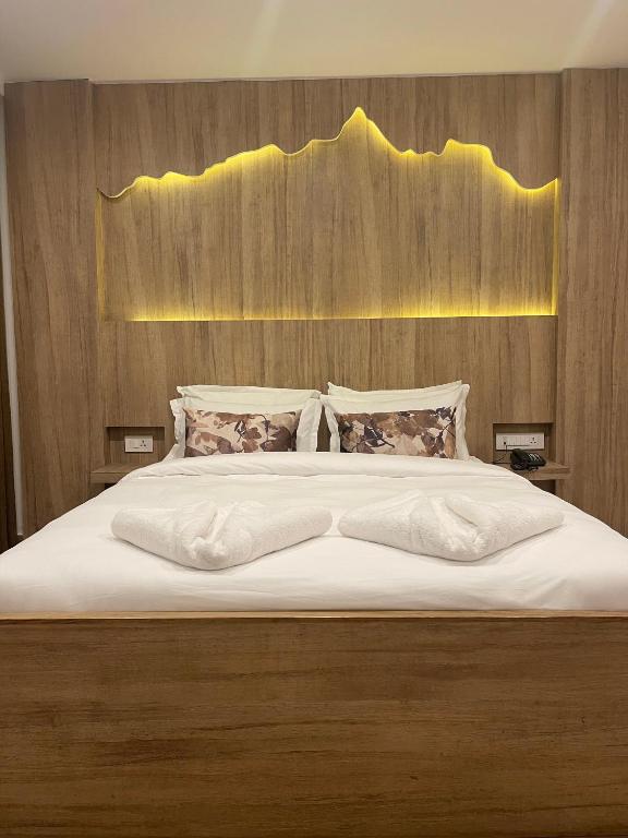 Llit o llits en una habitació de Stay Inn Hotel and Apartment Pokhara