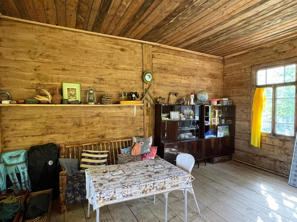 Příslušenství pro přípravu čaje a kávy v ubytování Sveri Adventure Camp