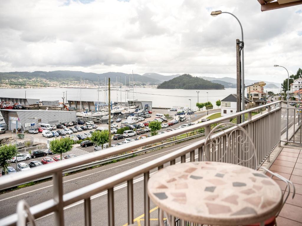 balkon ze stołem i widokiem na port w obiekcie PARAISO RIAS BAIXAS II Combarro w mieście Combarro