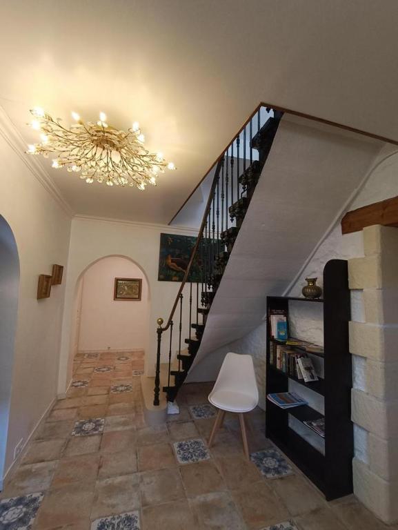 Televízia a/alebo spoločenská miestnosť v ubytovaní Maison sur le Lot