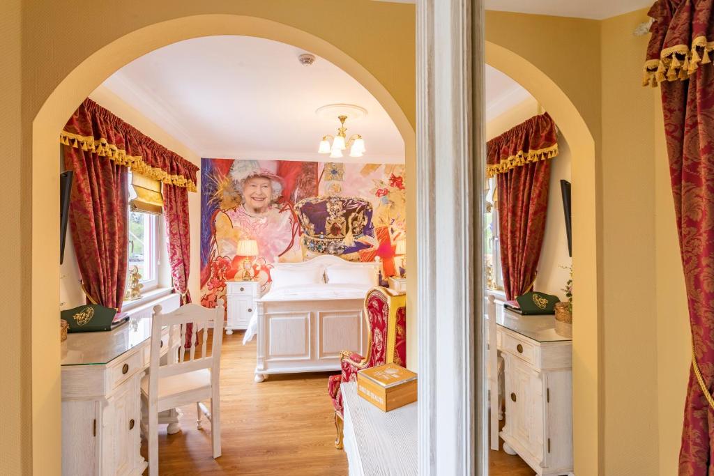 The Little Britain Inn Themed Hotel One of a Kind In Europe - Chambre De La Reine