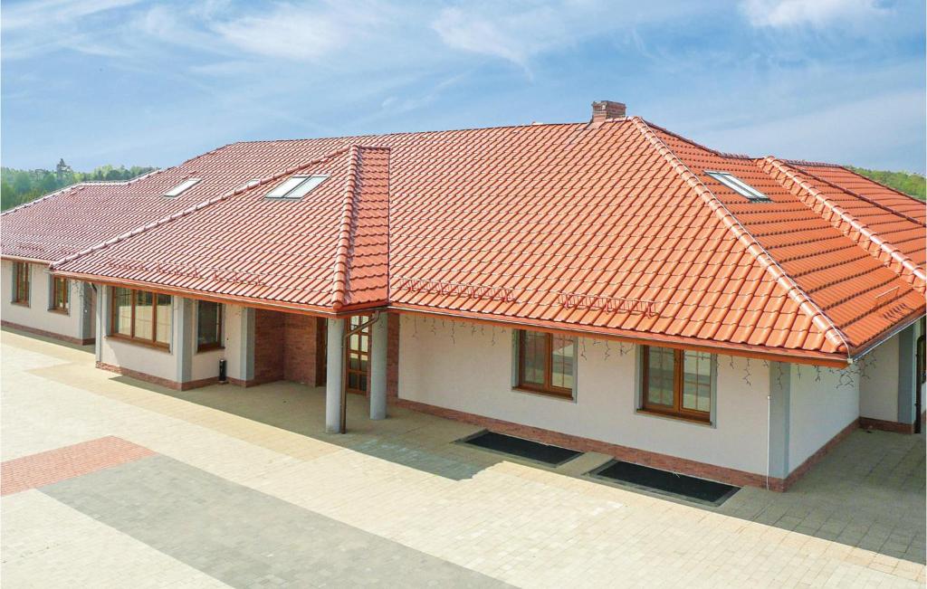 un’immagine di una casa con tetto arancione di Nice Studio In Borcz With Kitchen a Borcz