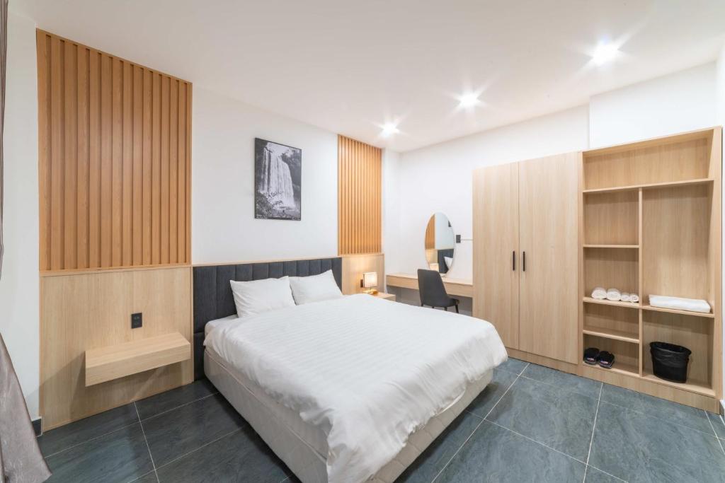Postel nebo postele na pokoji v ubytování Quốc Khánh Condotel