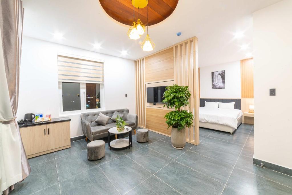 Postel nebo postele na pokoji v ubytování Quốc Khánh Condotel