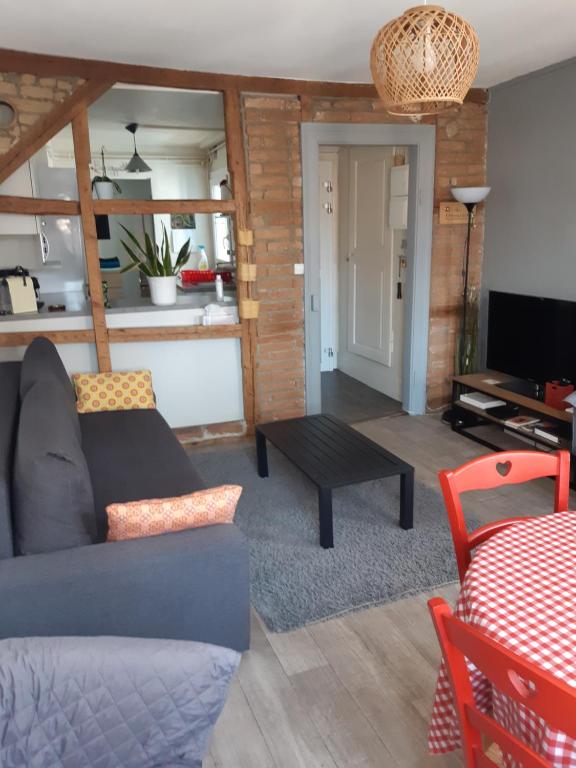 a living room with a couch and a table at Bienvenue à Strasbourg - Krutenau in Strasbourg