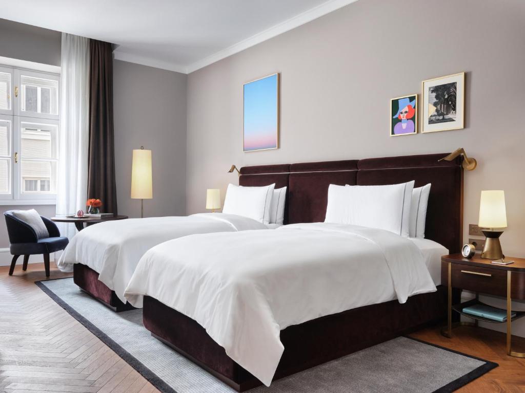 Letto o letti in una camera di Rosewood Vienna