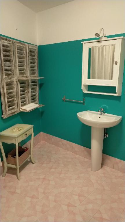 ein Bad mit einem Waschbecken und einem Spiegel in der Unterkunft BnB La Casina dei Nonni in Campofilone