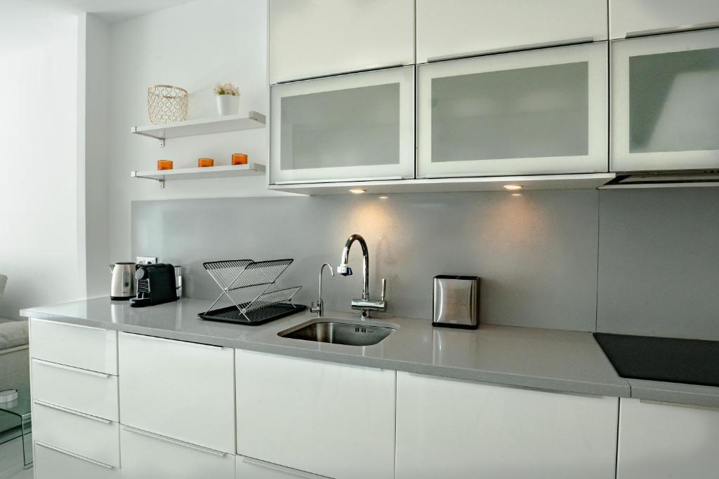 Kuchyňa alebo kuchynka v ubytovaní Amazing 2 bedroom apartment in Jardines Fuentes
