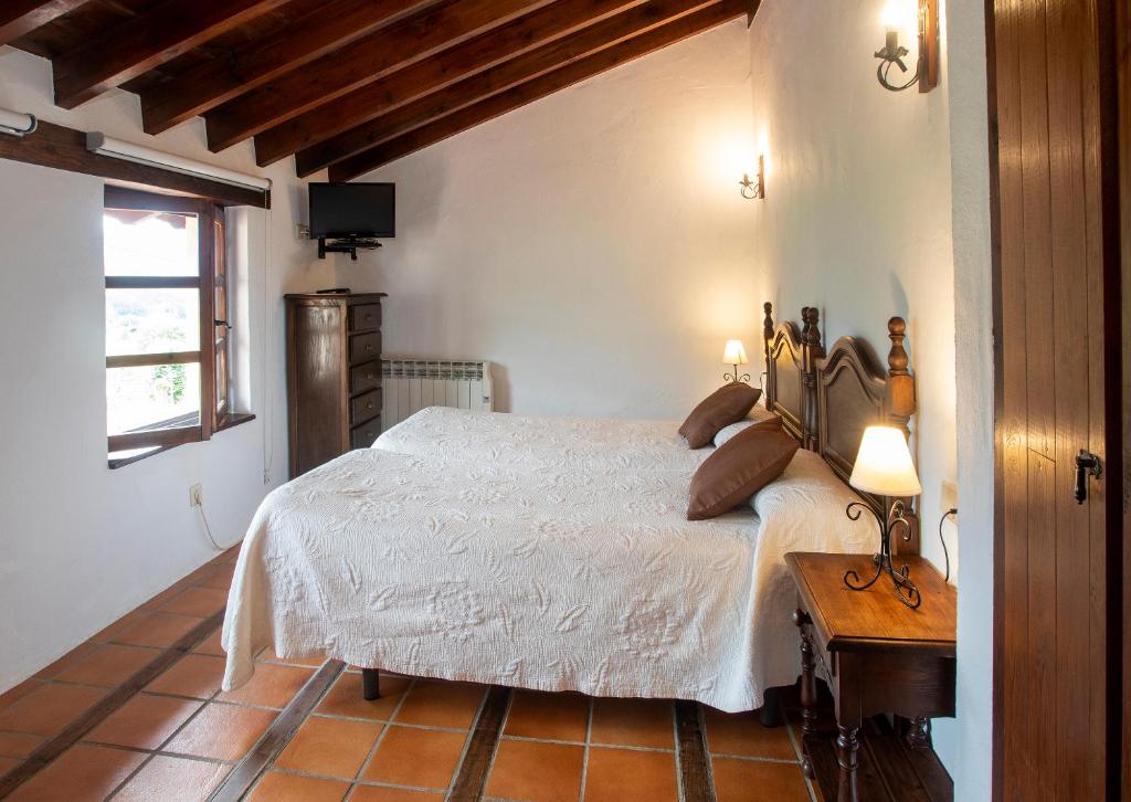 Postel nebo postele na pokoji v ubytování Hotel Rural Valleoscuru