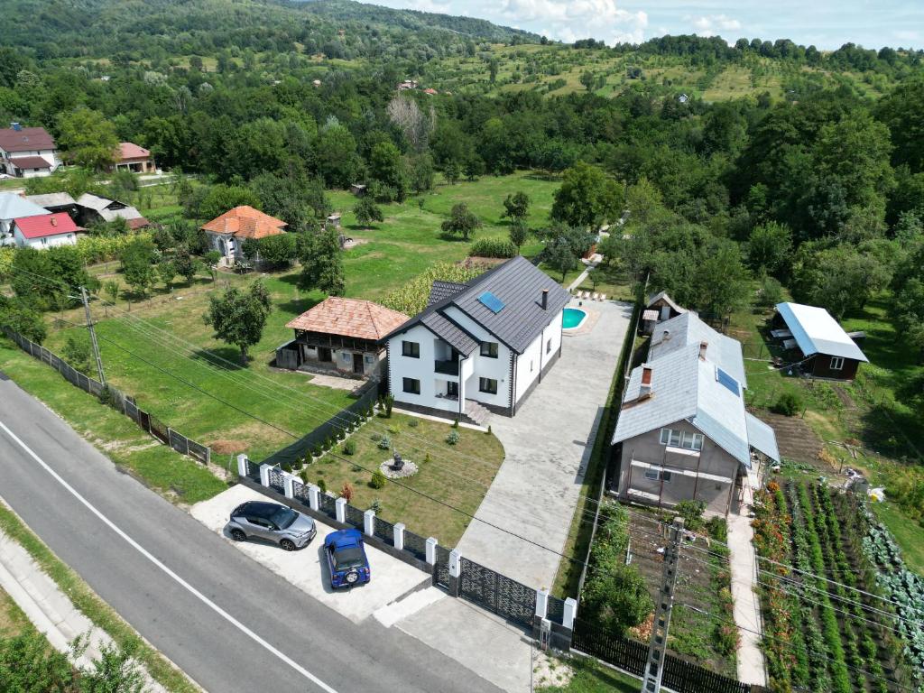 une vue aérienne sur une maison et une route dans l'établissement Pensiunea Happy Day Horezu, à Horezu