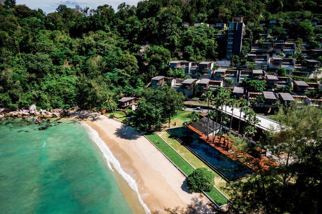 uma vista aérea de um resort numa praia em The Naka Phuket, a Member of Design Hotels - SHA Extra Plus em Kamala Beach