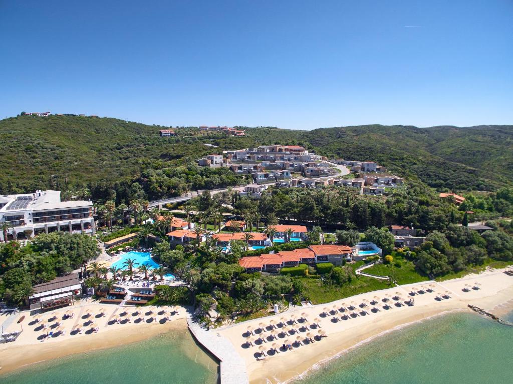 widok ośrodka i plaży z lotu ptaka w obiekcie Eagles Palace - Small Luxury Hotels of the World w mieście Uranupoli