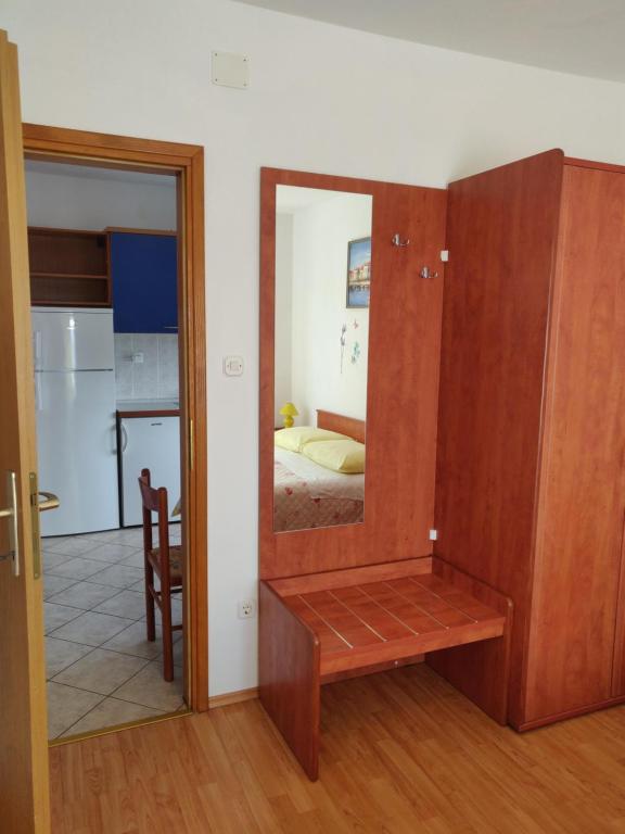 a living room with a mirror and a bedroom at Apartment Nenadic in Hrahorić