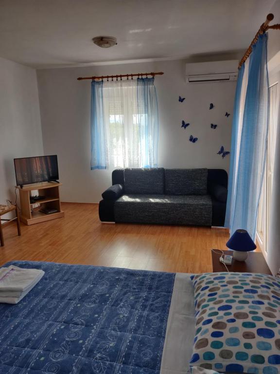 a living room with a bed and a couch at Apartment Nenadic in Hrahorić