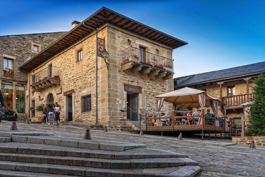 un edificio con un parque infantil delante de él en La Hoja de Roble, en Puebla de Sanabria