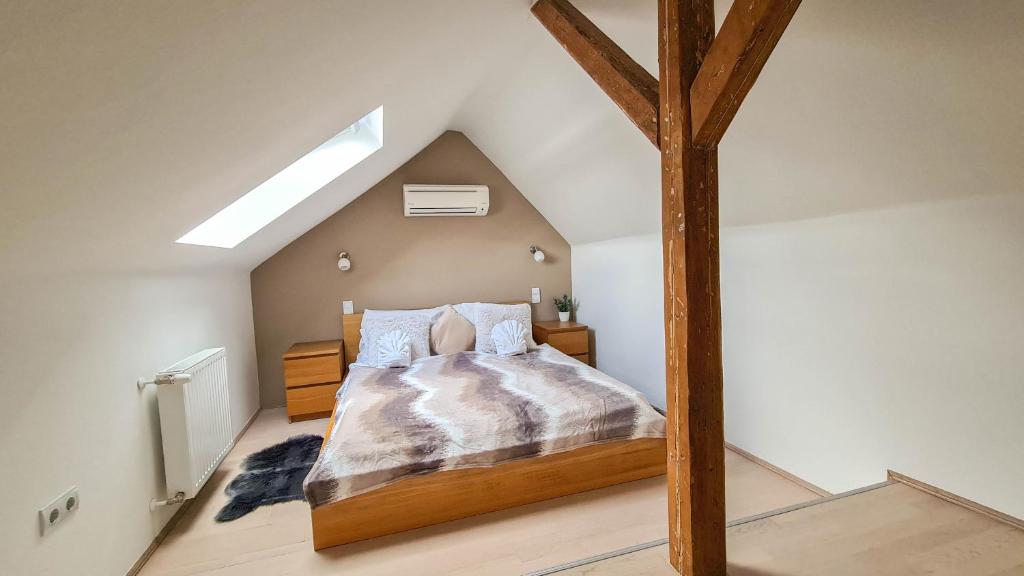 um quarto com uma cama num sótão em Premium Buda Castle Apartment em Budapeste