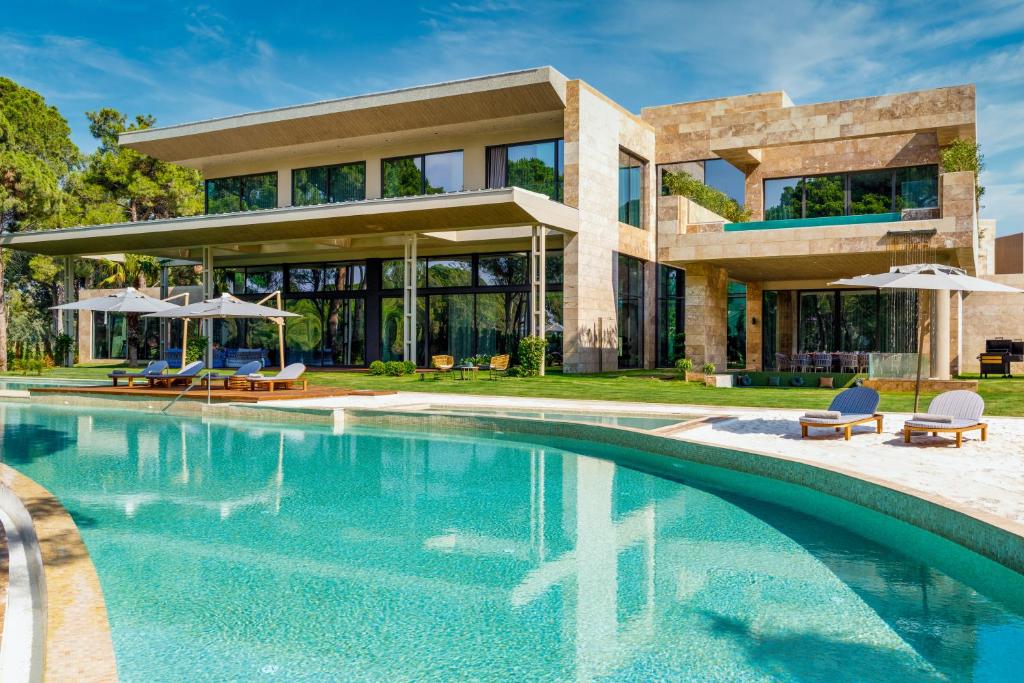 Bazén v ubytování Kaya Palazzo Golf Resort nebo v jeho okolí