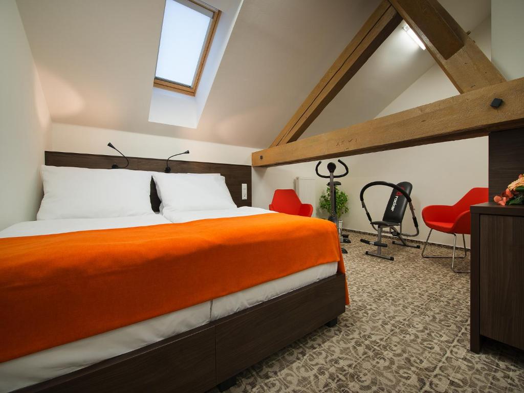 Postel nebo postele na pokoji v ubytování EA Business Hotel Jihlava