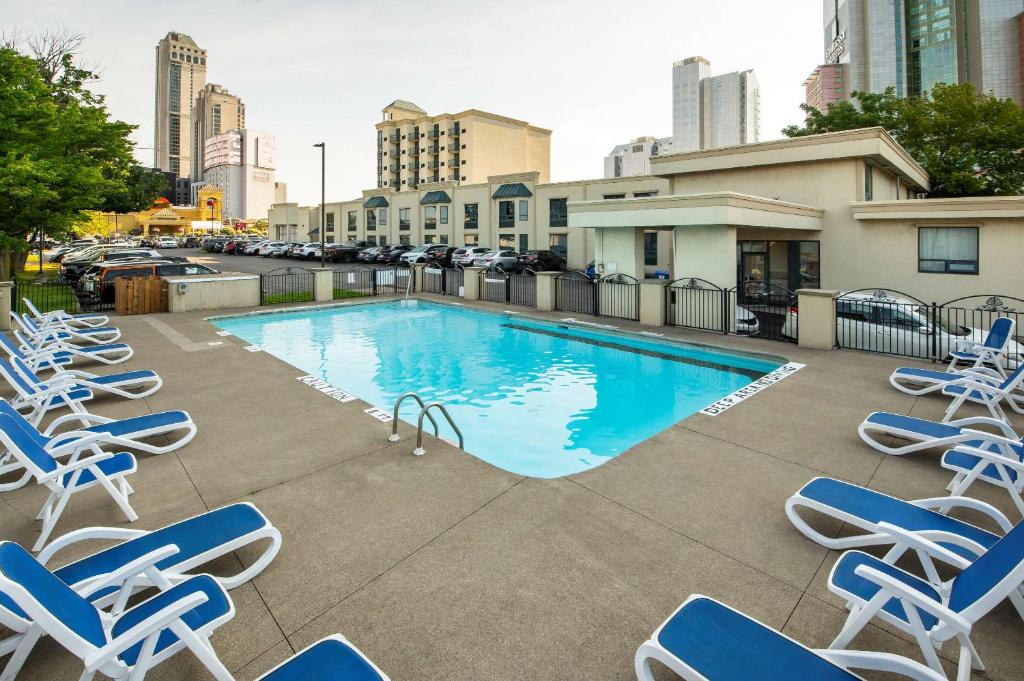 a swimming pool with lounge chairs andiazepines at Comfort Inn Fallsview in Niagara Falls