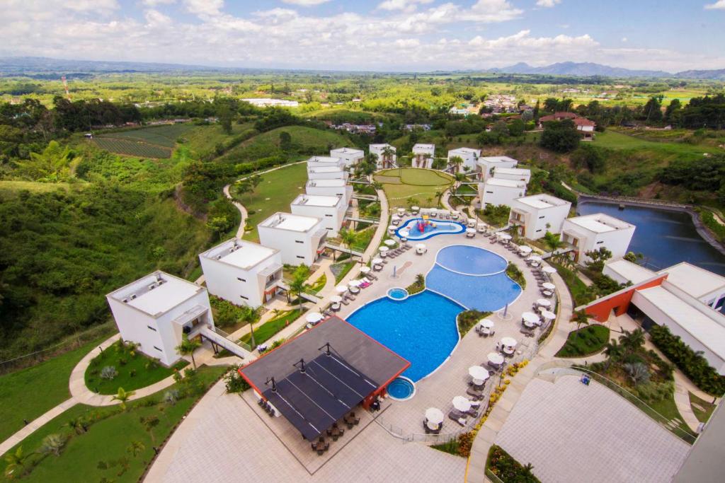 eine Luftansicht eines Resorts mit Pool in der Unterkunft Sonesta Hotel Pereira in Pereira